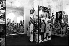 Foyerausstellung zur Inszenierung Mahagonny, Komische Oper 1977: 64 Klebeentwrfe